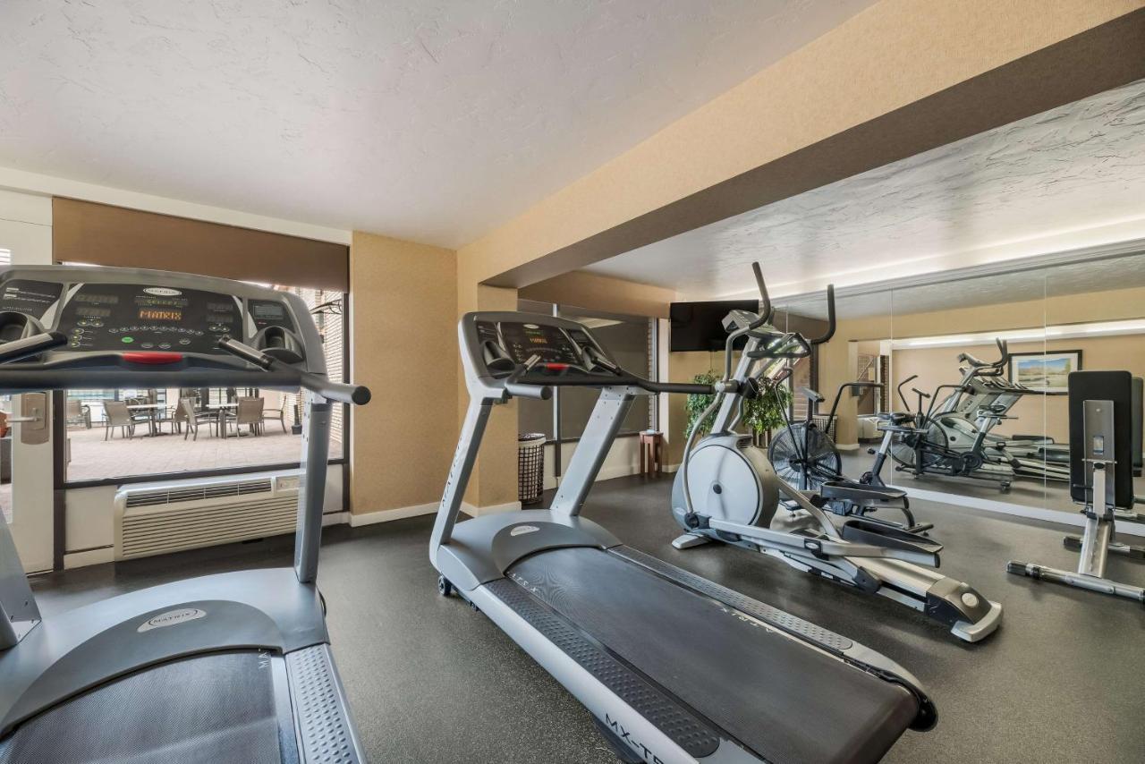 Best Western Town And Country Inn Сидар-Сити Экстерьер фото